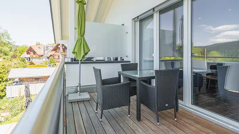 Überdachter Balkon mit Sitzgelegenheiten